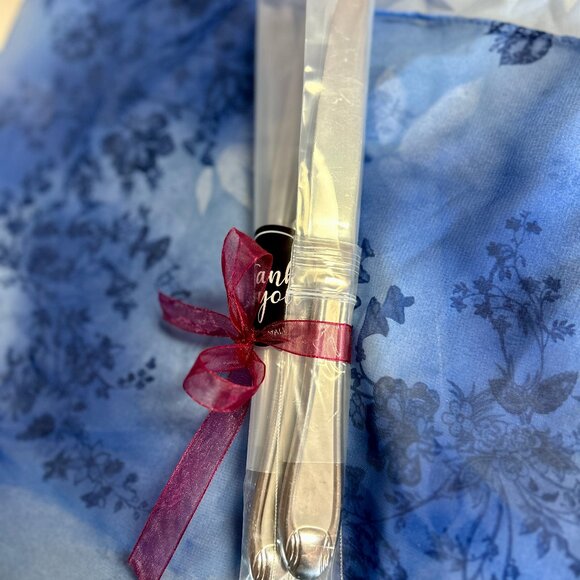 Oneida Satin Garnet Dinner Knives (2 in set) Nice Pre-Owned Condition - Picture 4 of 5